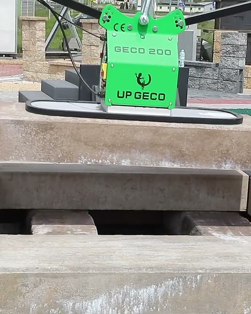 Chwytak próżniowy GECO 200 układa blok schodowy — UP GECO